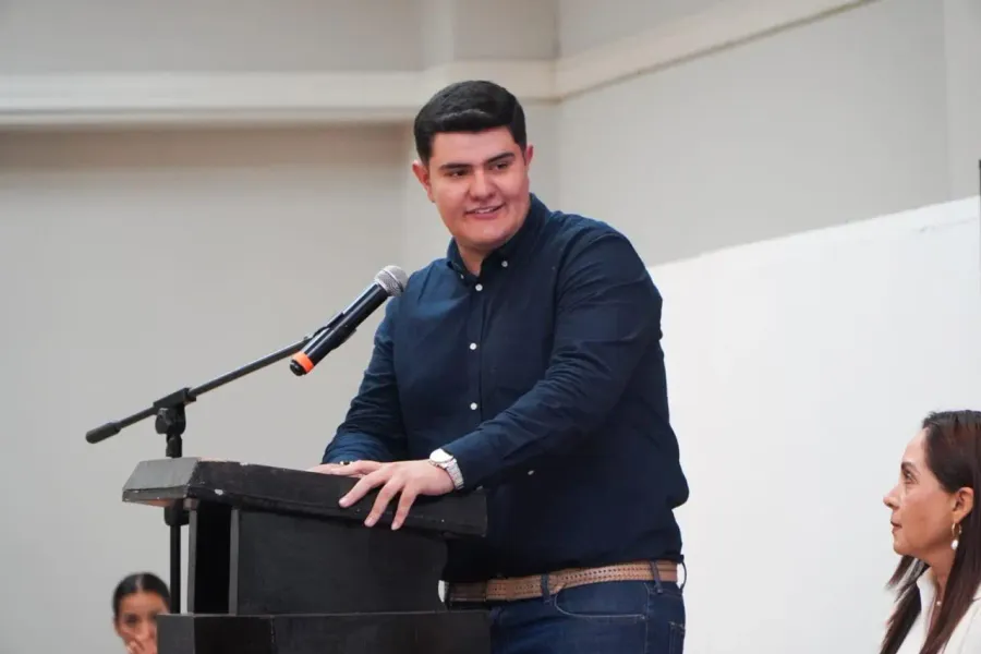 Daniel Corradine dando una conferencia