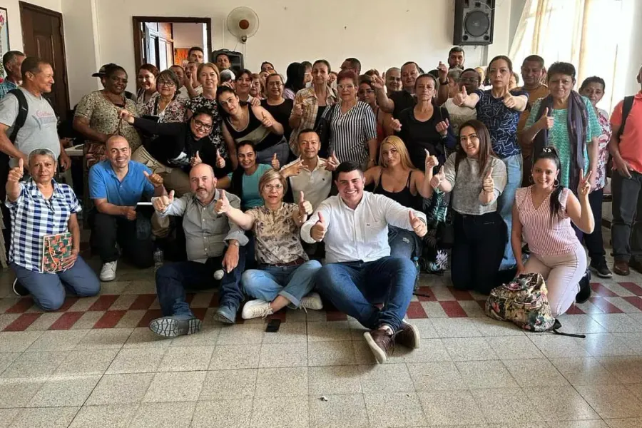 Daniel Corradine con un grupo de participantes de una formación